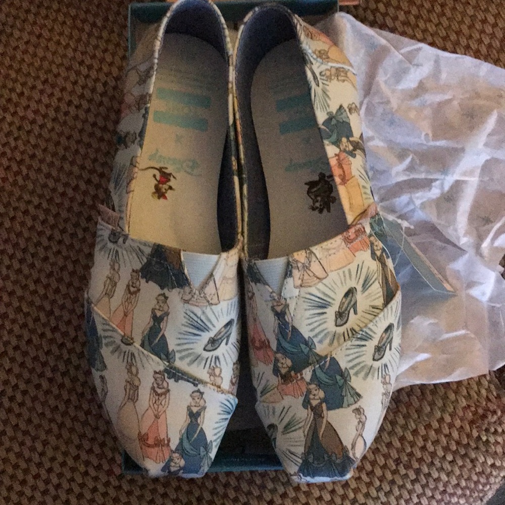 Disney Cinderella TOMS NWT never worn! 7.5